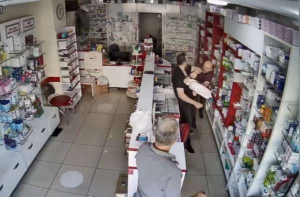 Mersin'de muadil ilaç verdiği için eczacı kalfasının kafasını sopayla yaran saldırgan, cebinden çıkardığı bıça