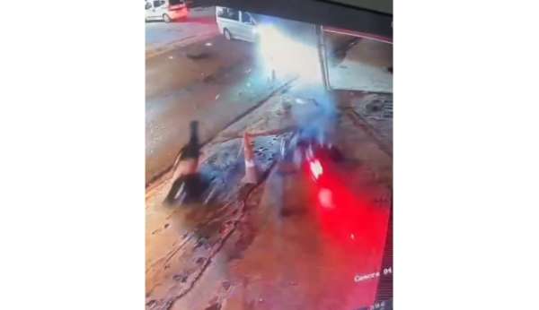 Motosikletli gençlerin havada savrulduğu kaza kamerada