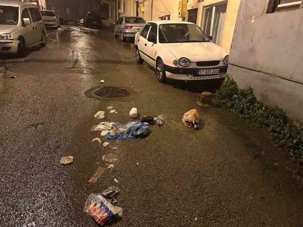 Sinop'ta sokağa bırakılan çöpler tepki çekti