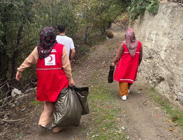 Kızılay'dan çocuklara oyuncak ve giysi yardımı