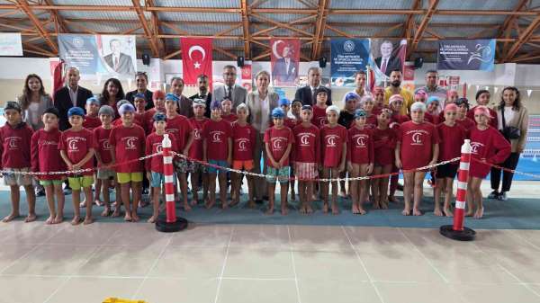 Nazilli'de çocuklar yüzme öğreniyor