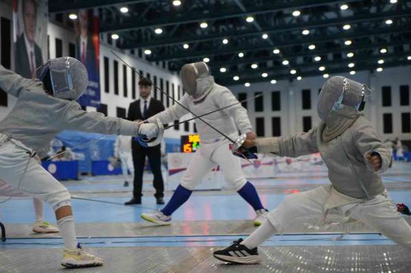 Samsun'da 612 sporcunun kılıç mücadelesi başladı