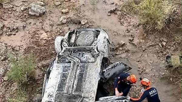 Siirt'te feci kaza: Araç ters döndü, 1'i bebek 3 kişi yaralandı
