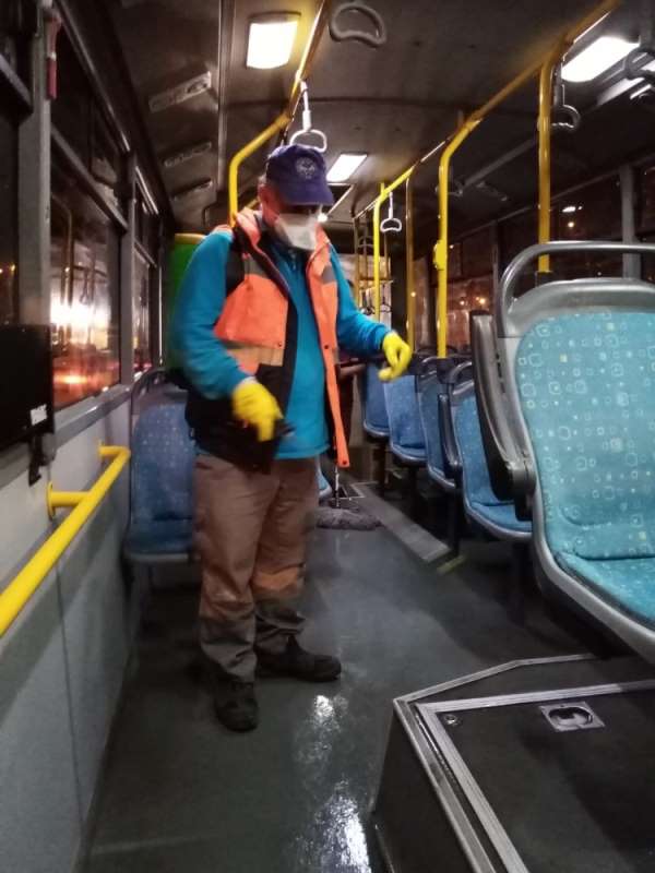 Belediye otobüslerinde dezenfekte mesaisi 