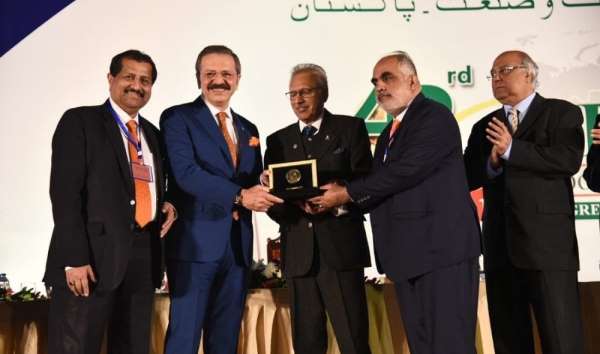 Pakistan Devlet Başkanı Arif Alvi'den Hisarcıklıoğlu'na ödül 