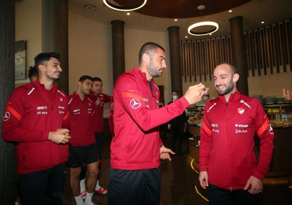 Efecan Karaca'nın doğum günü kutlandı 