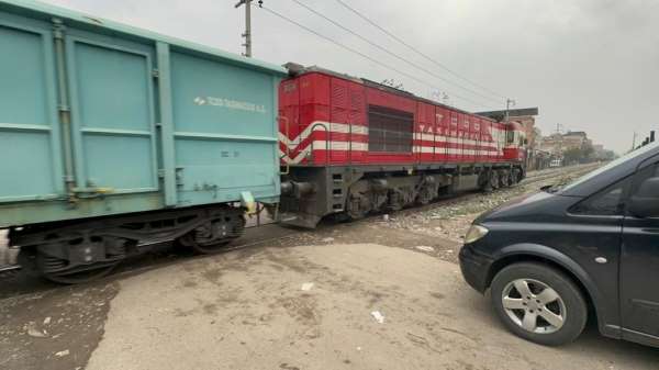 Diyarbakır'da tren kazası: Hafif ticari araç sürücüsü ölümden döndü