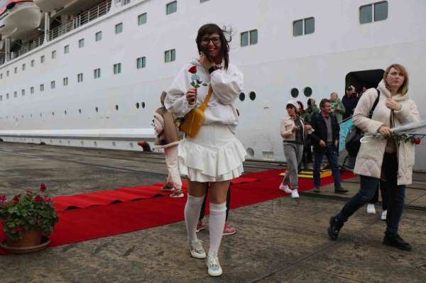 Rus kruvaziyer gemisi yeniden Samsun'da: Turistlere kırmızı halılı karşılama