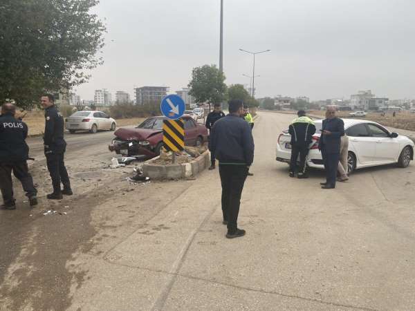 Üç otomobilin çarpıştığı kazada 2 kişi yaralandı