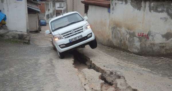 Niksar'da, belediye çalışmaları yetersiz kaldı, araç çukura saplandı