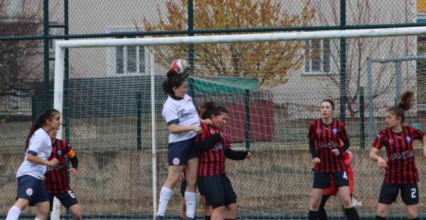 Ağrı Kadın Futbol Takımı, Erzincan'ı 5-0 mağlup etti