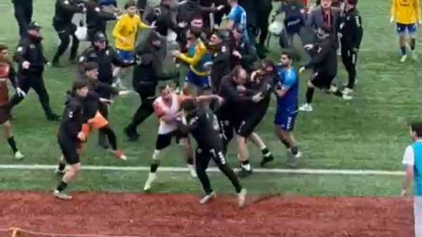 Futbol sahası ringe döndü, 24 kırmızı kart çıktı