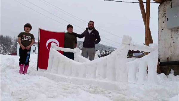 Şehitleri anmak amacıyla kardan '15 Temmuz Şehitler Köprüsü' yaptılar, görenleri ise duygulandırdılar