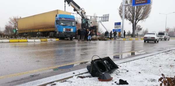 Yoldaki buzlanma trafik kazasına neden oldu 