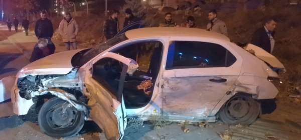 Kayseri'de feci kaza: Araçta sıkışan şoförü ekipler çıkardı