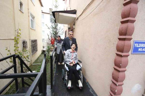 Engelli rampası hayatlarını kolaylaştırdı: 'Önceden sırtımda taşıyordum'
