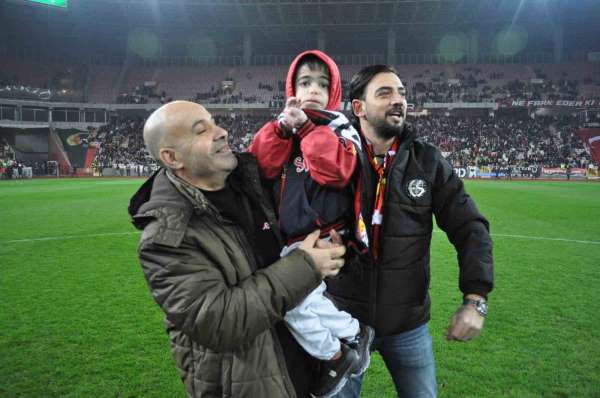 Eskişehirspor'un rekor kırdığı maçta kelebek hastası Nurettin Efe Keskin taraftara üçlü çektirdi