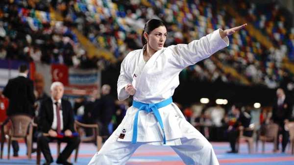 Samsunlu Sinem, Boğaziçi Karate Şampiyonası'nda şampiyon oldu