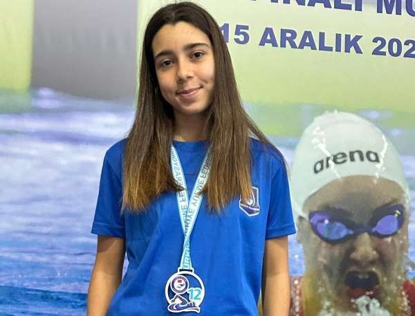 Yunusemreli yüzücü Elif Aşanlı'dan gümüş madalya