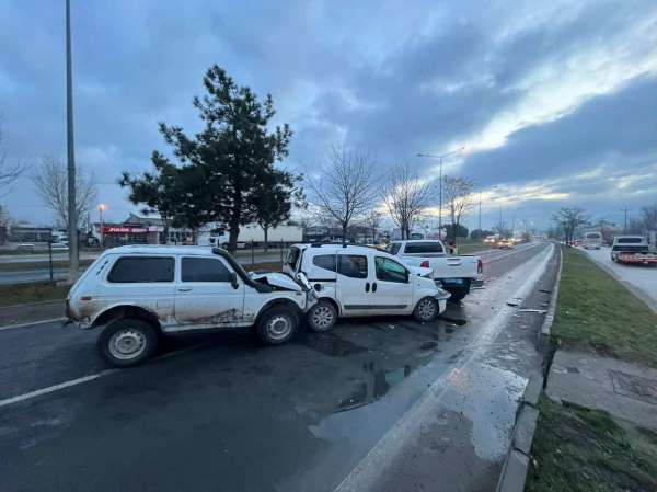 Bolu'da 4 araç zincirleme kazaya karıştı, trafik kilitlendi