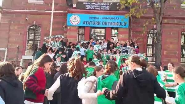 Bursa'da öğrenciler Bursaspor kıyafetleriyle okula geldi