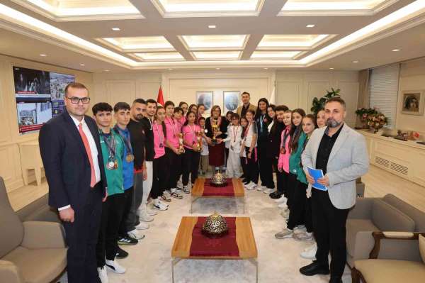 Gaziantep'in şampiyonları, Şahin ile bir araya geldi