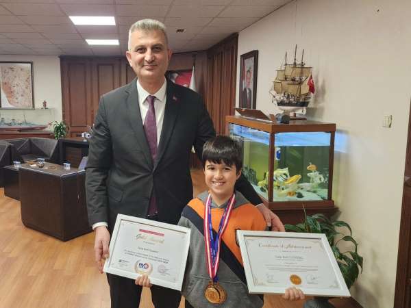 İlkokul öğrencisi, matematik olimpiyatlarında 3 altın madalya kazandı