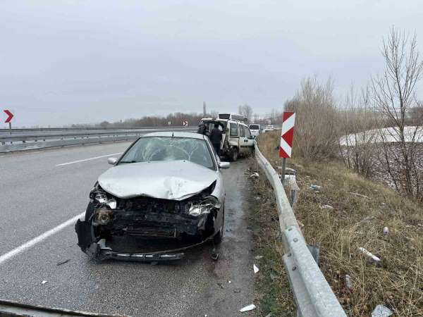 Kaza yapan araçlarının yanında bekleyen vatandaşlara otomobil çarptı: 5 yaralı