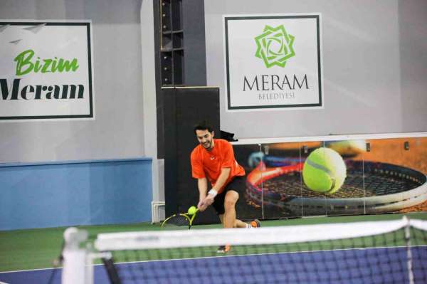 Meram'da aileler kortta buluşuyor