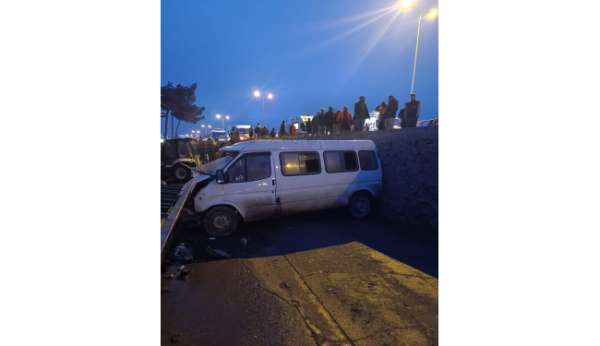 Sinop'ta servis minibüsü ile otomobil çarpıştı: 1 ölü, 10 yaralı