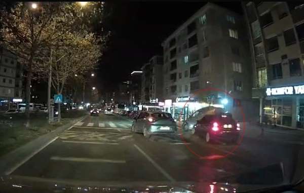 Tekirdağ'da kaza anı araç kamerasında: Park halindeki otomobili biçti