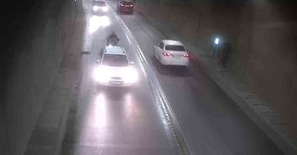 Tünelde bir anda duran otomobile motosiklet çarptı: Kaza anı kamerada