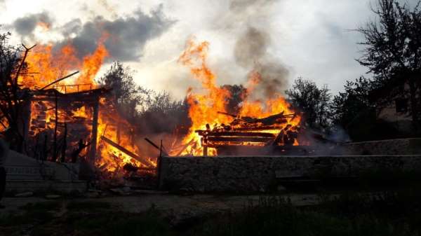Çorum'da yangın: alevler ev ve camiye sıçradı 