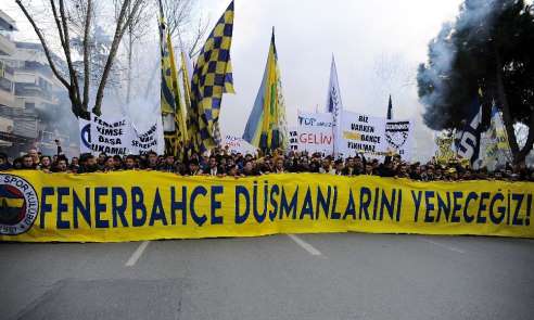 Fenerbahçeli taraftarlar TFF'ye tepki için yürüdü 