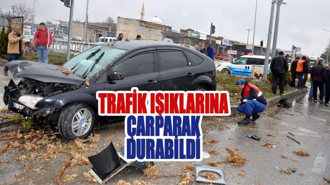  Araç trafik lambalarına çarparak durabildi