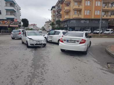 Antalya'da 3 araçlı zincirleme trafik kazası: 1 yaralı 