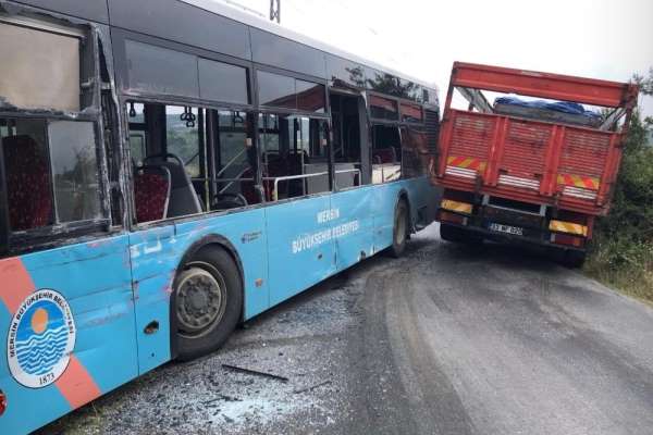 Tarsus'ta belediye otobüsü kaza yaptı: 2 yaralı 