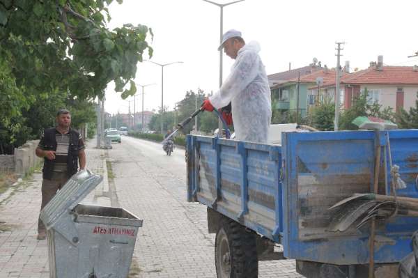 Şuhut'ta çöp bidonları dezenfekte ediliyor 