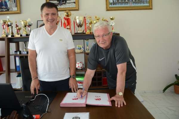 İsmail Ertekin, Manisa Futbol Kulübüyle 1 yıllık anlaşmaya imza attı 