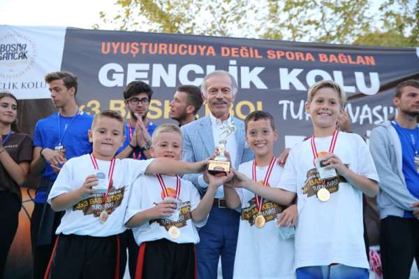 Minik şampiyonlar ödüllerini Başkan Aydıner'den aldı 