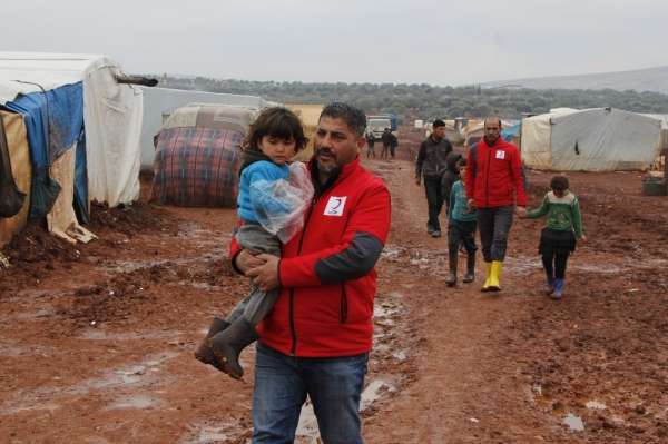 Saldırılardan kaçan Suriyeliler boş arazilere çadır kuruyor 
