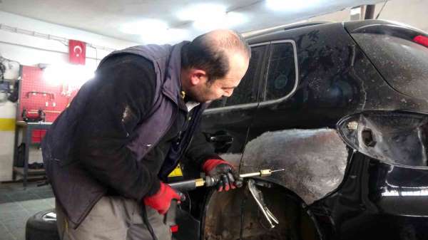 Kastamonu'da buzlanma sebebiyle kaza yapan araçlar oto tamircilerde yoğunluk oluşturdu