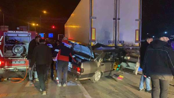 Tokat'ta Tofaş otomobil tıra ok gibi saplandı: Araçta sıkışan sürücüyü itfaiye kurtardı
