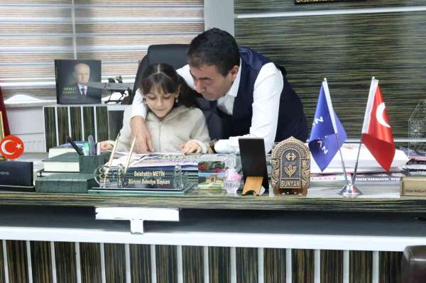 Başkan Metin'den şehit kızı Zeynep'e karne hediyesi
