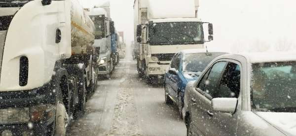 Bursa İzmir karayolu kaza ve tipi sebebiyle trafiğe kapandı