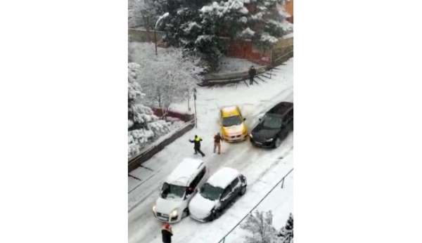 Buzlanmış yolda kayan lüks otomobil sokağı savaş alanına çevirdi : Kazada 2 kişi yaralandı