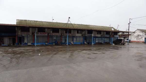 Hamsi ve kıyı balıkçılarının getirdiği balık olmayınca Trabzon Toptancı Balık Hali ve tezgahlar boş kaldı