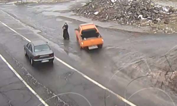 Kaza anları kamerada, yol kenarındaki kadın son anda kurtuldu