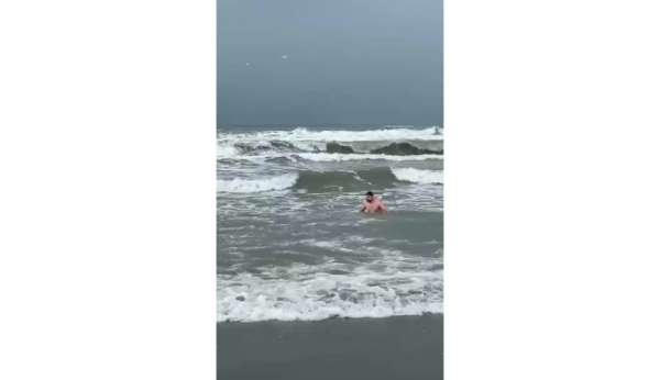 Samsun'da arkadaşlarıyla inatlaştı, kış ortasında denize girdi
