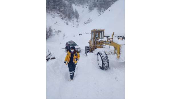 Sinop'ta karla kaplı yollarda hasta kurtarma mücadelesi 
